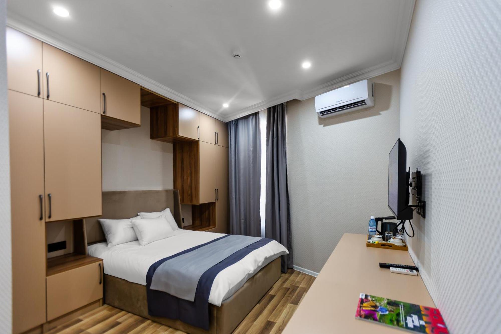 Hillside City Center Hotel Bakoe Buitenkant foto