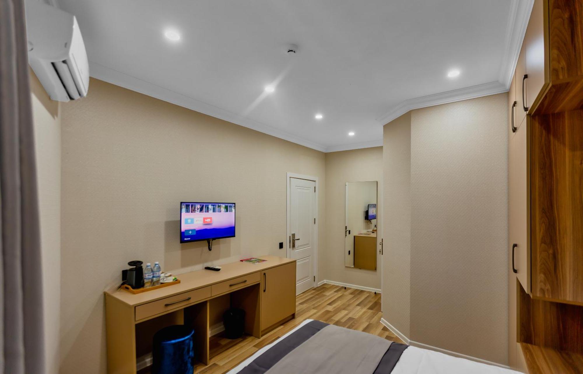 Hillside City Center Hotel Bakoe Buitenkant foto